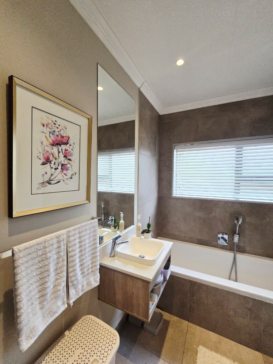 3 Bedroom Property for Sale in Earls Court Lifestyle Estate Western Cape